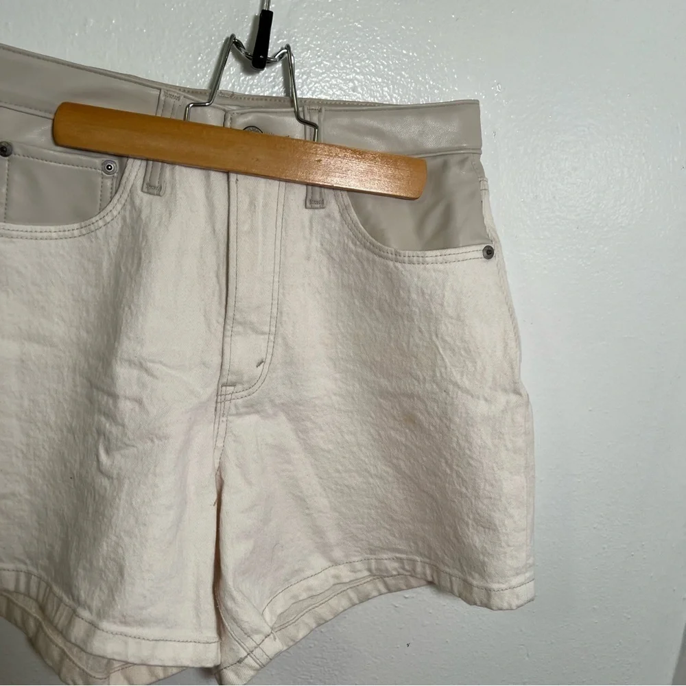 Abercrombie & Fitch Women's Size 27/4 The Dad Short High Rise White Faux Leather